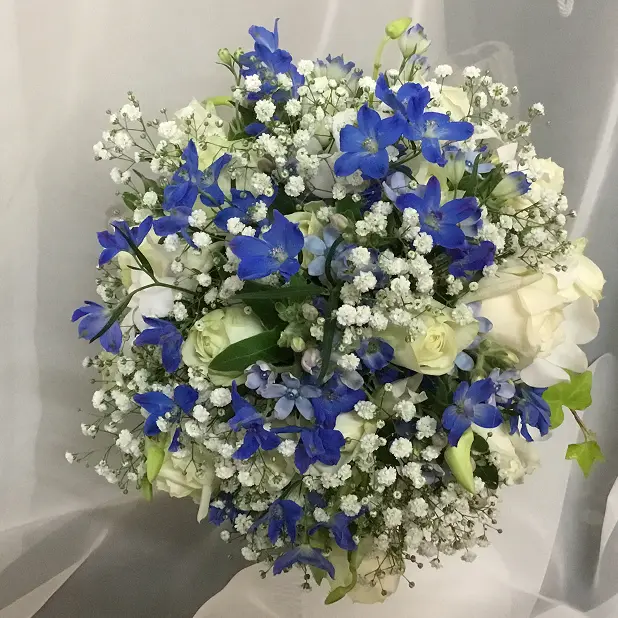 デルフィニウムとかすみ草を使ったラウンドブーケ