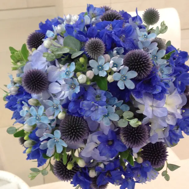 ブルーのアザミとブルーの花を使ったラウンドブーケ