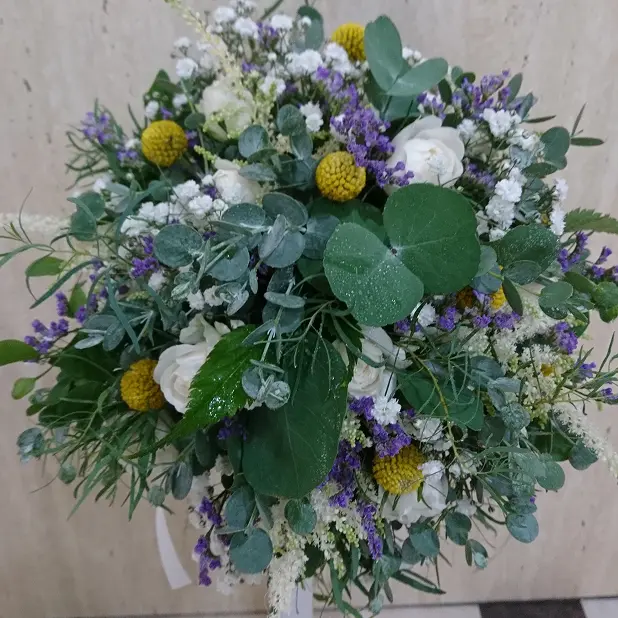 ラベンダーモーヴの小花とユーカリを束ねたナチュラルブーケ