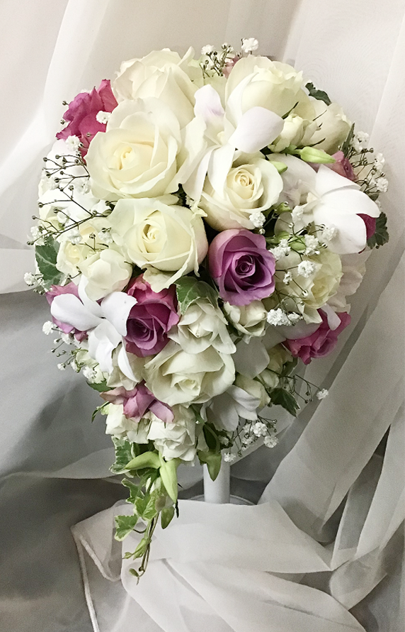 白とパープルの花を合わせたキャスケードブーケ