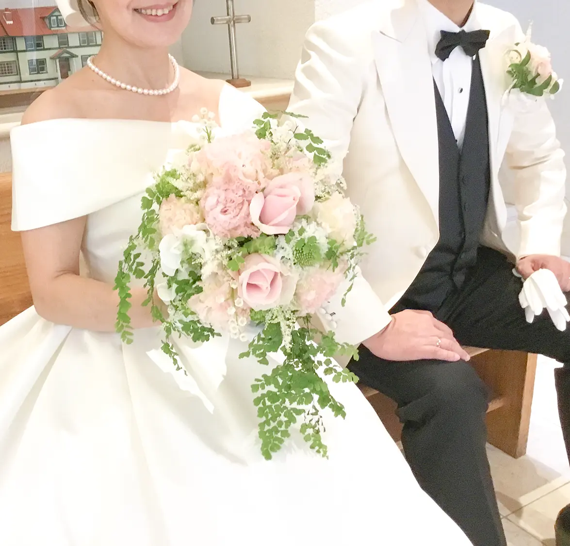 白と淡いピンクのブーケを持つ花嫁