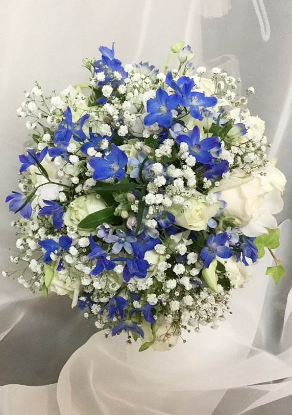 ブルーと白の花を合わせたブーケ