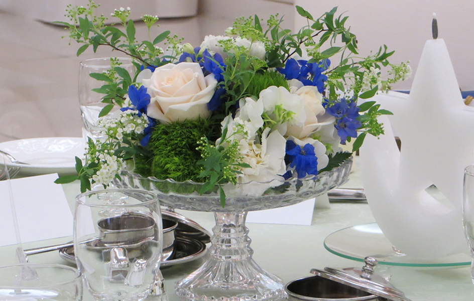 ブルーとホワイトの花を使ったゲストテーブル装花