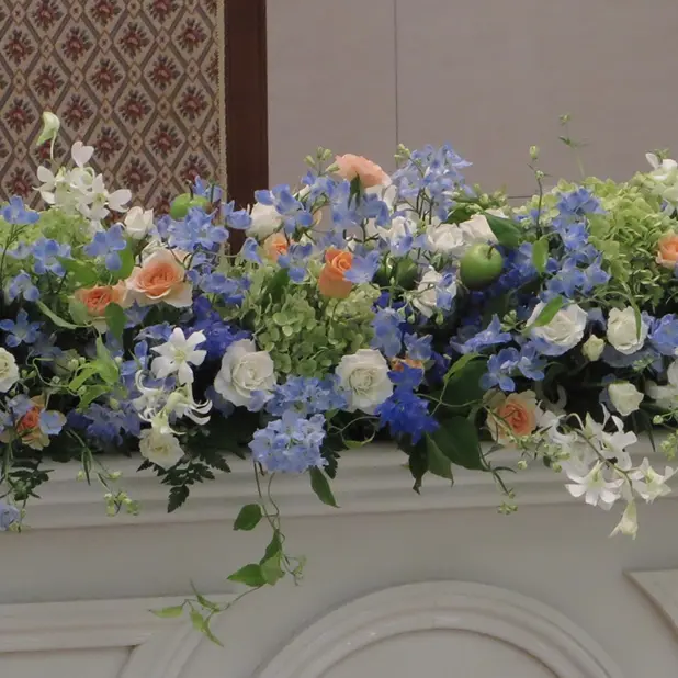 ブルーとオレンジを取り入れた会場装花