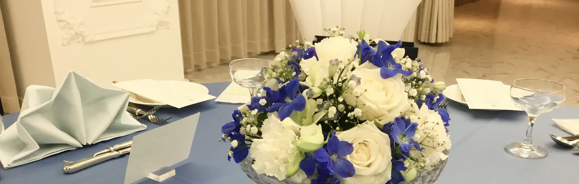 ブルーとホワイトのラウンドテーブル装花