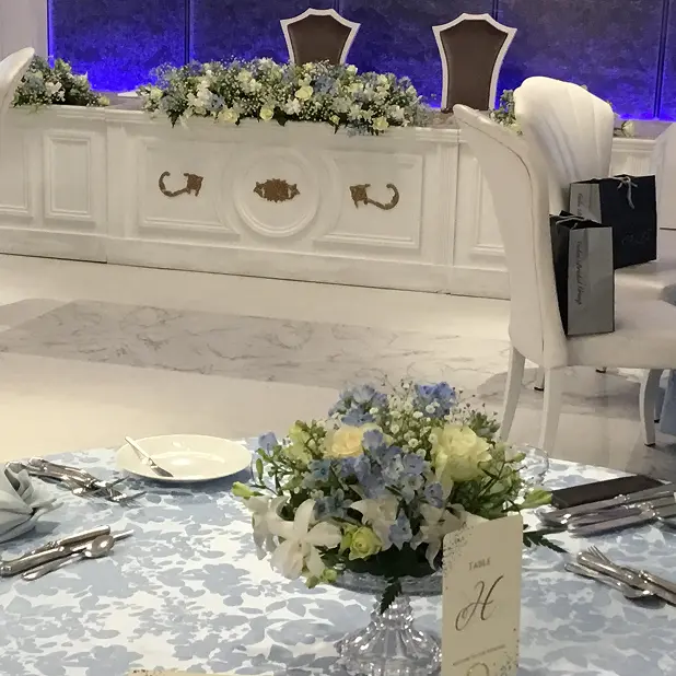 ブルーを基調とした披露宴会場装花