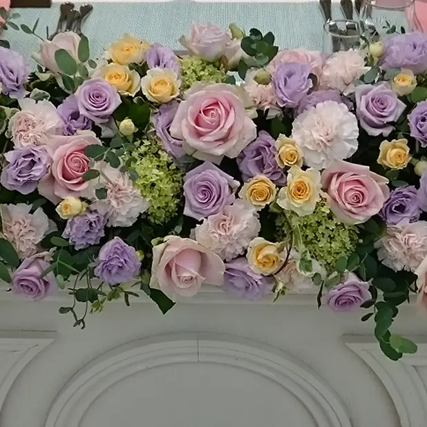 ラベンダーモーヴのバラを使用したメインテーブル装花