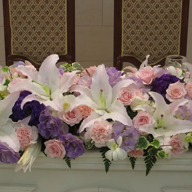 ラベンダーモーヴと白ユリを使った高砂装花