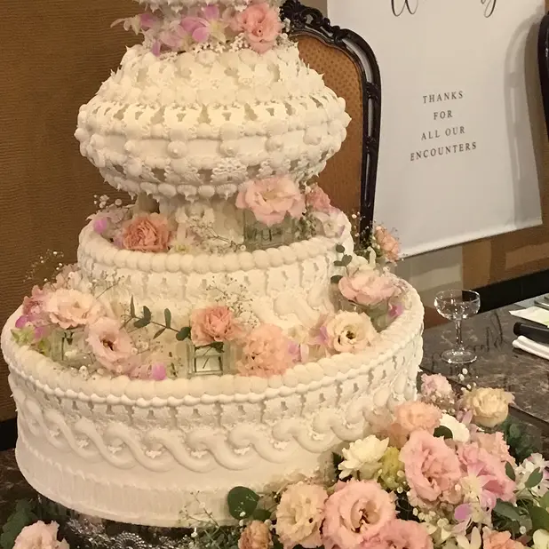ピンクを基調としたウエディングケーキ装花