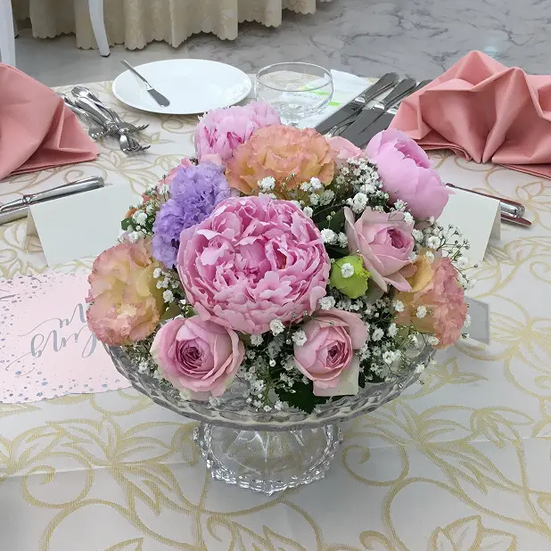 ピンクのラウンドテーブル装花