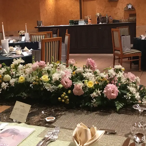 ピンクの会場装花