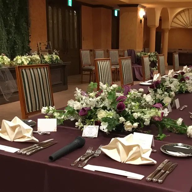 ホワイトグリーンを基調とした披露宴会場の装花