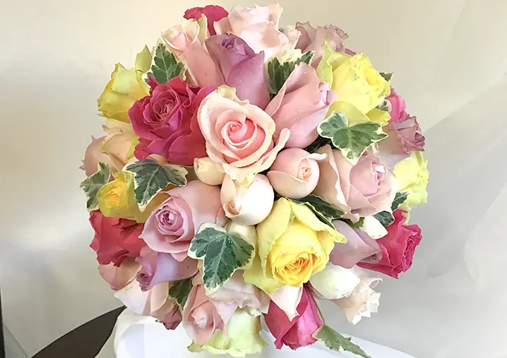 ピンクや黄色など色とりどりの花を束ねた華やかなウェディングブーケ