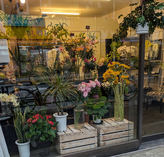 ブライダル装花を展示したスズキ花店ブライダルファクトリーの店内