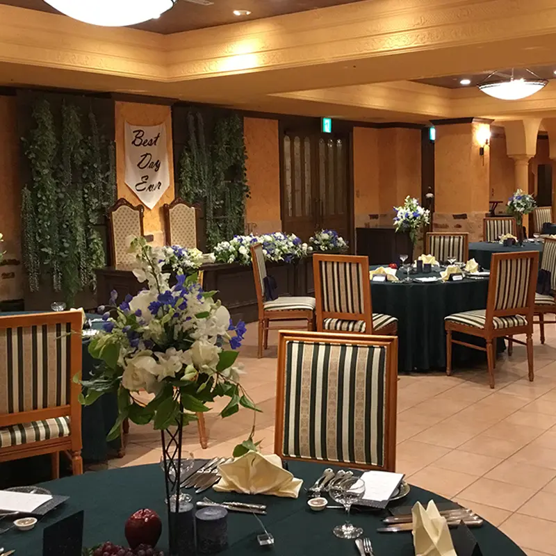 ブルーとホワイトの花で彩った結婚式場の会場装花