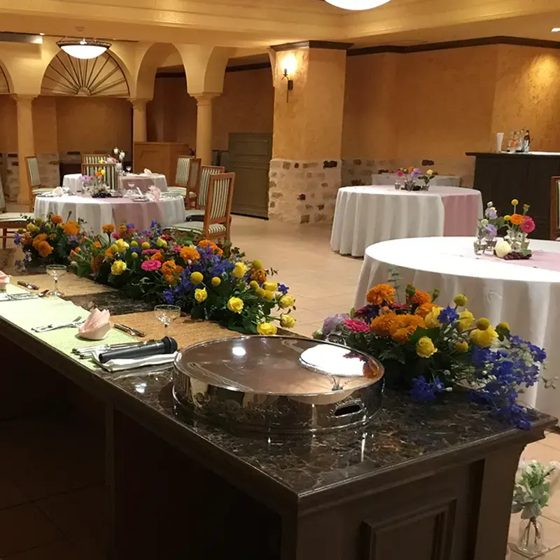 ブルー・イエロー・オレンジの花で彩った披露宴会場の装花