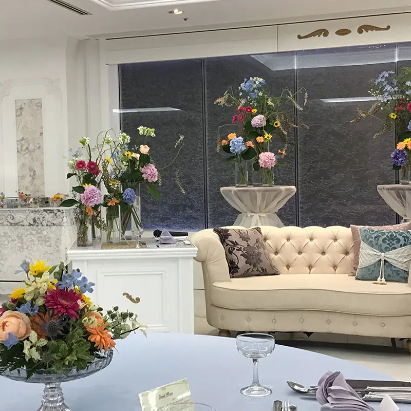 カラフルな季節の花を使ったウェディング会場装花