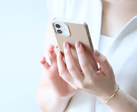 スマートフォンでお問い合わせをする様子